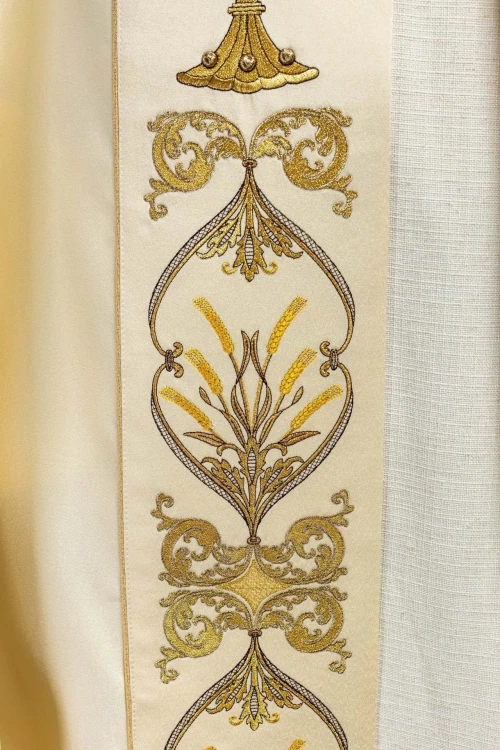 Kapa liturgiczna ecru z haftem IHS i pomponem – zbliżenie zdobienia