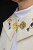 Kapa maryjna ecru ze złotym obszyciem – zbliżenie zdobienia