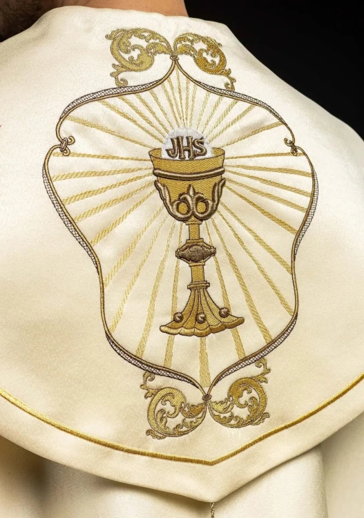 Kapa liturgiczna ecru z haftem IHS i pomponem – detal kołnierza