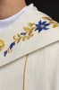 Kapa maryjna ecru ze złotym obszyciem – detal kołnierza