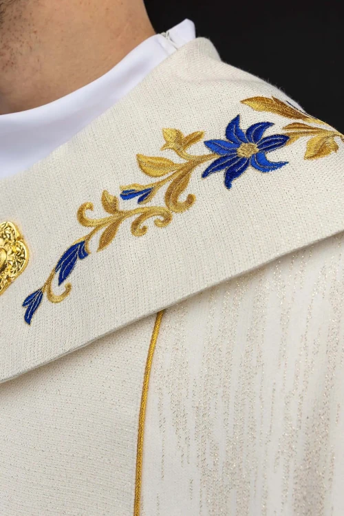 Kapa maryjna ecru ze złotym obszyciem – detal kołnierza