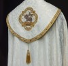Kapa liturgiczna ecru z haftem Baranka Bożego - S-3072-05-88 – sposób zapięcia