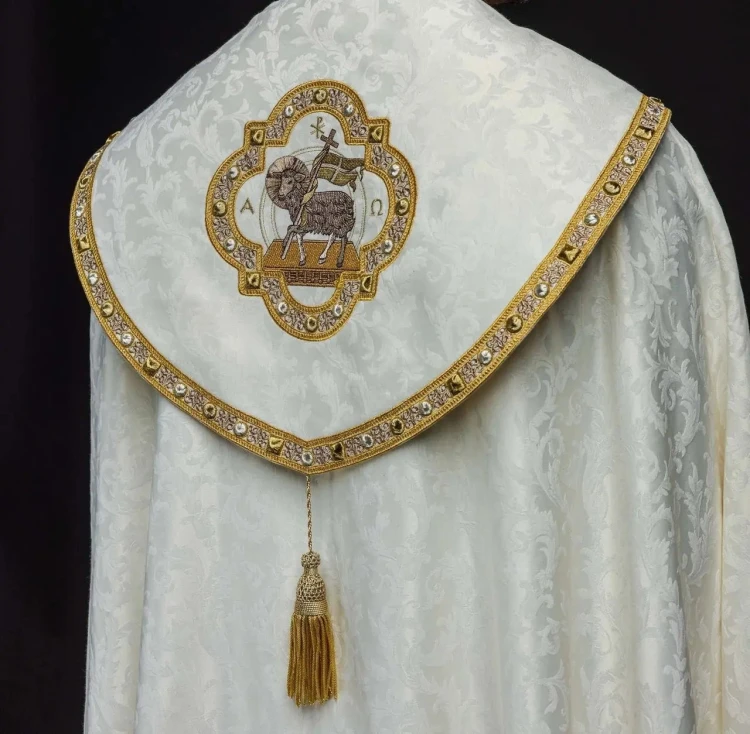 Kapa liturgiczna ecru z haftem Baranka Bożego - S-3072-05-88 – sposób zapięcia