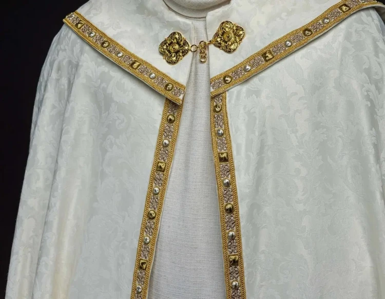 Kapa liturgiczna ecru z haftem Baranka Bożego - S-3072-05-88 – układ tkaniny