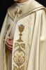 Kapa liturgiczna ecru z haftem IHS i pomponem – układ tkaniny