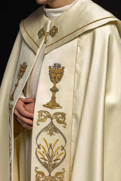 Kapa liturgiczna ecru z haftem IHS i pomponem – układ tkaniny