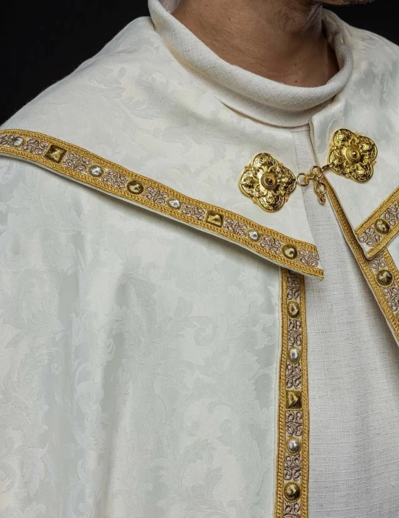 Kapa liturgiczna ecru z haftem Baranka Bożego - S-3072-05-88 – zbliżenie haftu