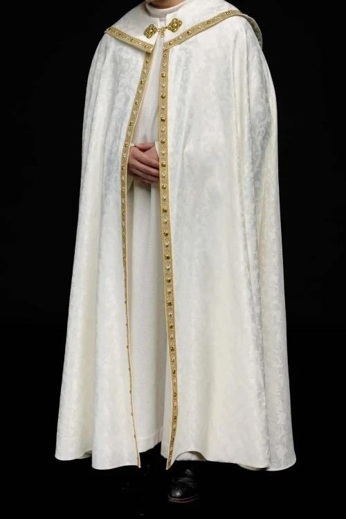 Kapa liturgiczna ecru z haftem Baranka Bożego - S-3072-05-88 – ujęcie boczne