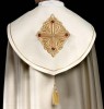 Kapa liturgiczna ecru z haftowanym pasem z monogramem IHS – widok główny