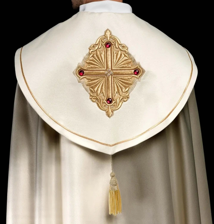 Kapa liturgiczna ecru z haftowanym pasem z monogramem IHS – widok główny
