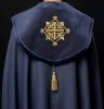 Kapa liturgiczna fioletowa z aksamitnym pasem i haftowanym krzyżem – widok główny