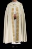 Kapa liturgiczna ecru z haftowanym pasem z monogramem IHS – widok całej szaty