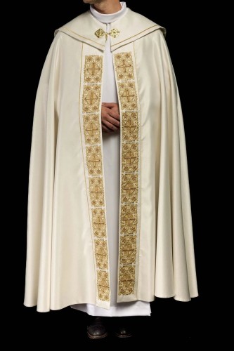 Kapa liturgiczna ecru z haftowanym pasem z monogramem IHS – widok całej szaty
