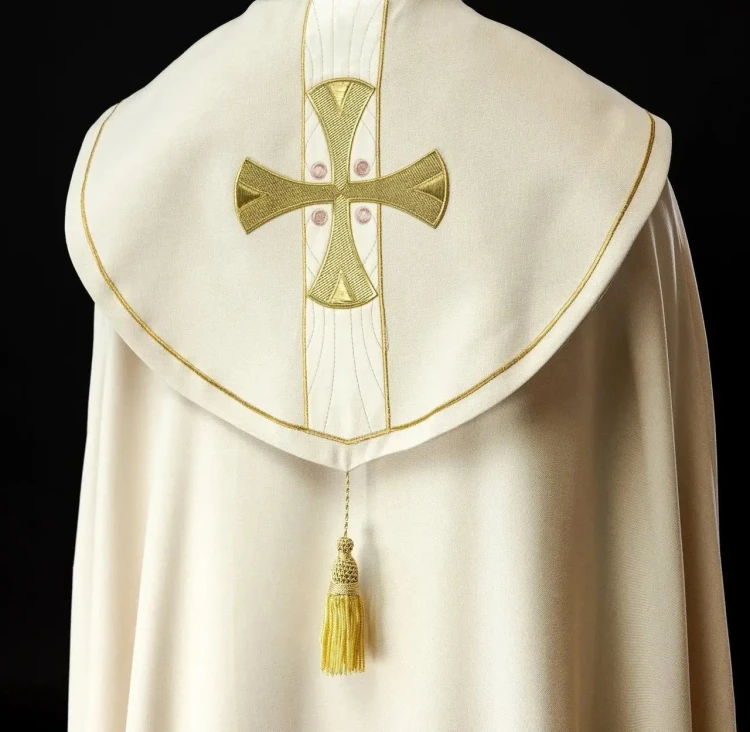 Kapa liturgiczna ecru z haftowanymi krzyżami - S-3068-05-70 – widok całej szaty