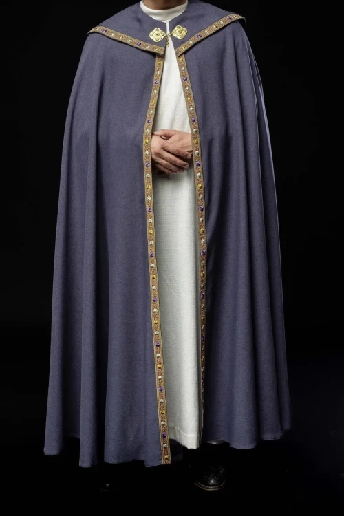 Kapa liturgiczna fioletowa z haftem IHS - S-3067-03-70 – widok całej szaty