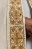 Kapa liturgiczna ecru z haftowanym pasem z monogramem IHS – widok z przodu