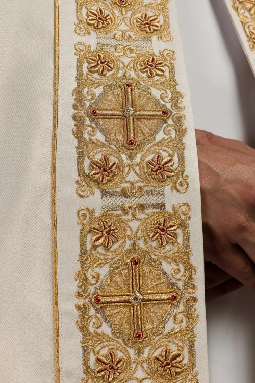 Kapa liturgiczna ecru z haftowanym pasem z monogramem IHS – widok z przodu