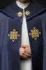 Kapa liturgiczna fioletowa z aksamitnym pasem i haftowanym krzyżem – widok z przodu