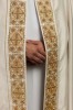 Kapa liturgiczna ecru z haftowanym pasem z monogramem IHS – widok z tyłu