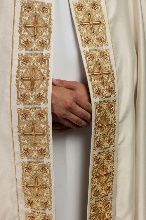 Kapa liturgiczna ecru z haftowanym pasem z monogramem IHS – widok z tyłu