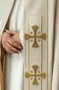 Kapa liturgiczna ecru z haftowanymi krzyżami - S-3068-05-70 – widok z tyłu