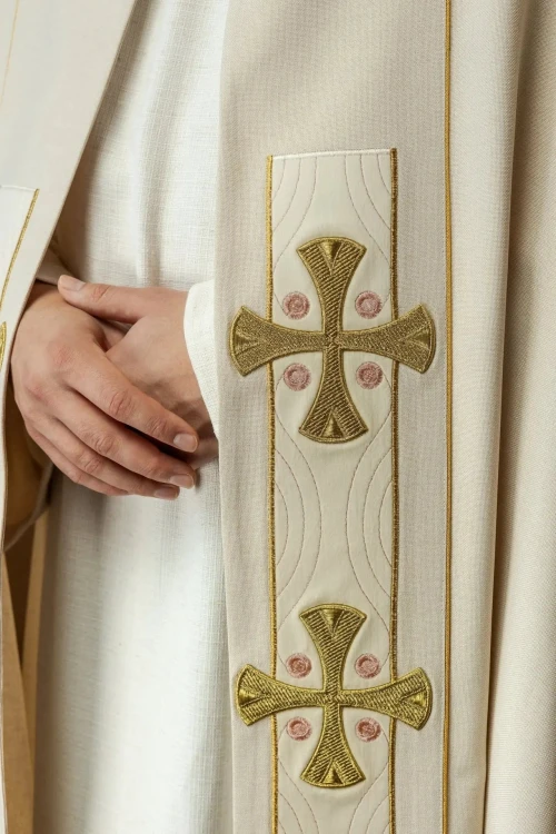Kapa liturgiczna ecru z haftowanymi krzyżami - S-3068-05-70 – widok z tyłu