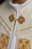 Kapa liturgiczna ecru z haftowanym pasem z monogramem IHS – zbliżenie zdobienia