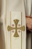 Kapa liturgiczna ecru z haftowanymi krzyżami - S-3068-05-70 – zbliżenie zdobienia