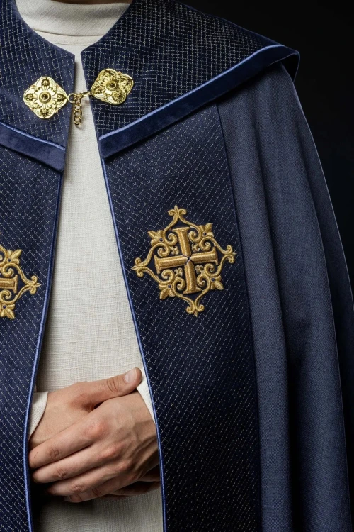 Kapa liturgiczna fioletowa z aksamitnym pasem i haftowanym krzyżem – zbliżenie zdobienia