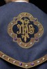 Kapa liturgiczna fioletowa z haftem IHS - S-3067-03-70 – zbliżenie zdobienia