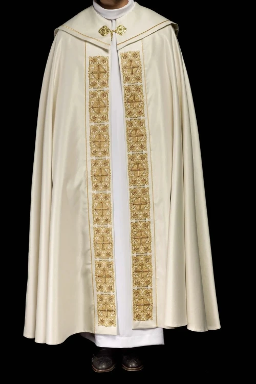 Kapa liturgiczna ecru z haftowanym pasem z monogramem IHS – detal kołnierza