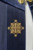 Kapa liturgiczna fioletowa z aksamitnym pasem i haftowanym krzyżem – detal kołnierza