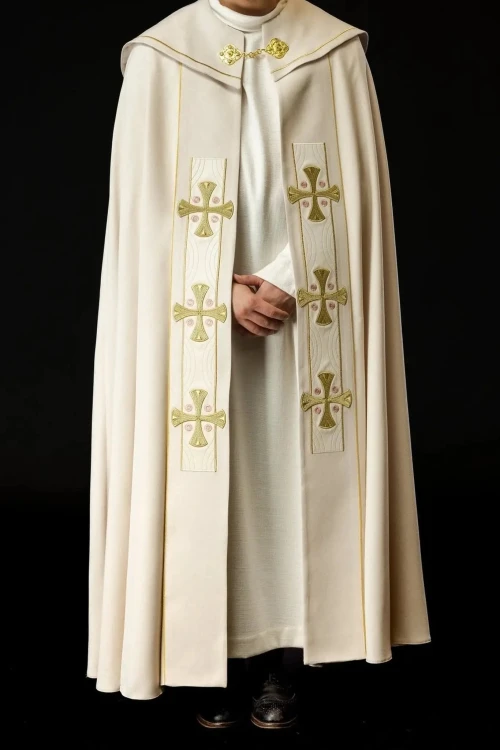Kapa liturgiczna ecru z haftowanymi krzyżami - S-3068-05-70 – detal przedniego pasa
