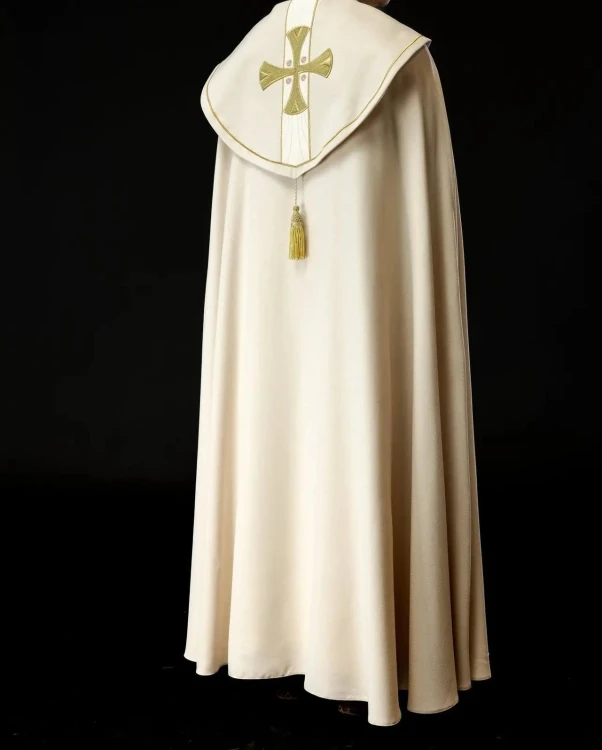 Kapa liturgiczna ecru z haftowanymi krzyżami - S-3068-05-70 – sposób zapięcia