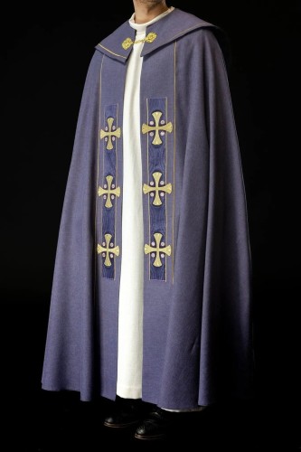 Kapa liturgiczna fioletowa z haftowanymi krzyżami - S-3068-03-70 – widok główny