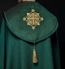 Kapa liturgiczna zielona z aksamitnym pasem i haftowanym krzyżem – widok główny