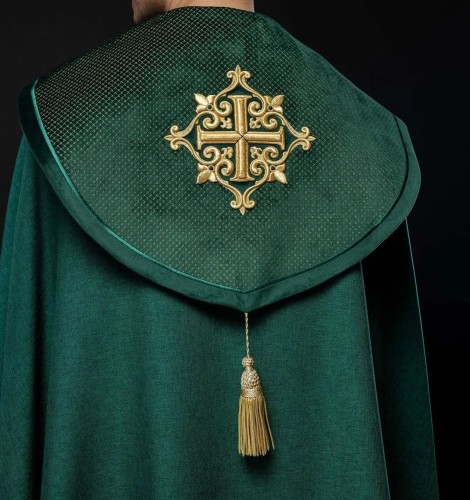 Kapa liturgiczna zielona z aksamitnym pasem i haftowanym krzyżem – widok główny