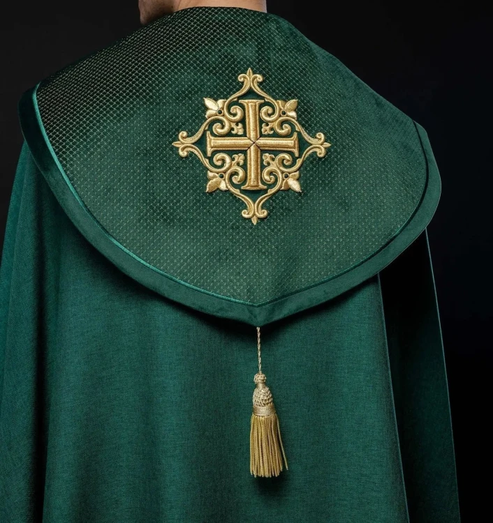 Kapa liturgiczna zielona z aksamitnym pasem i haftowanym krzyżem – widok główny