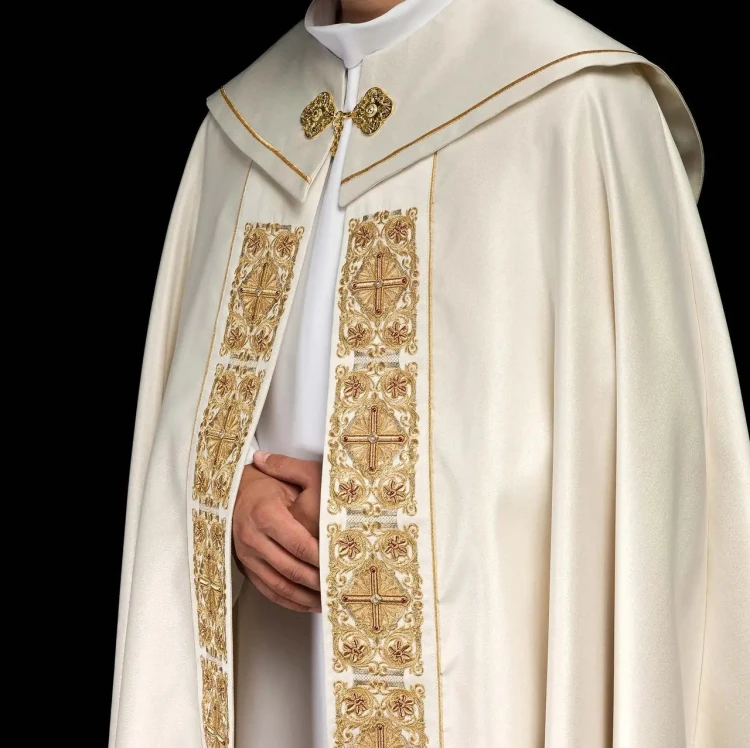 Kapa liturgiczna ecru z haftowanym pasem z monogramem IHS – zbliżenie haftu