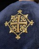 Kapa liturgiczna fioletowa z aksamitnym pasem i haftowanym krzyżem – układ tkaniny
