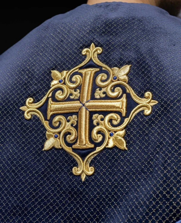 Kapa liturgiczna fioletowa z aksamitnym pasem i haftowanym krzyżem – układ tkaniny