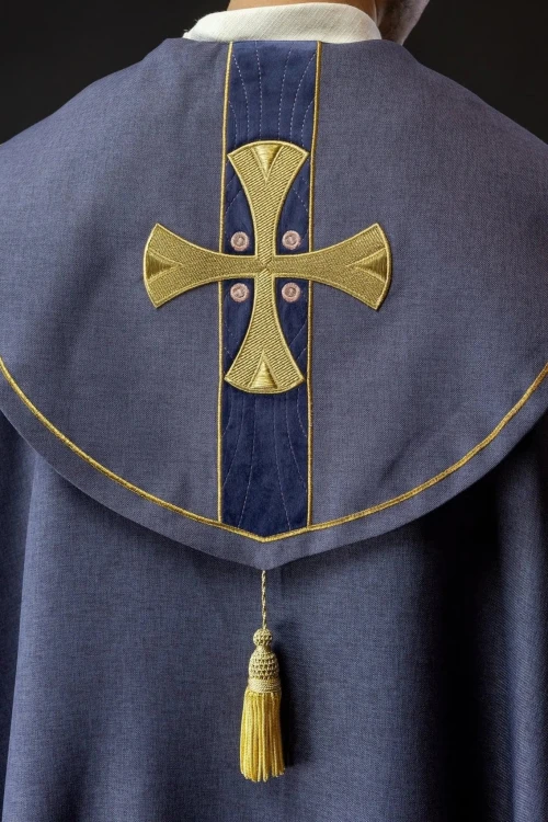 Kapa liturgiczna fioletowa z haftowanymi krzyżami - S-3068-03-70 – widok całej szaty