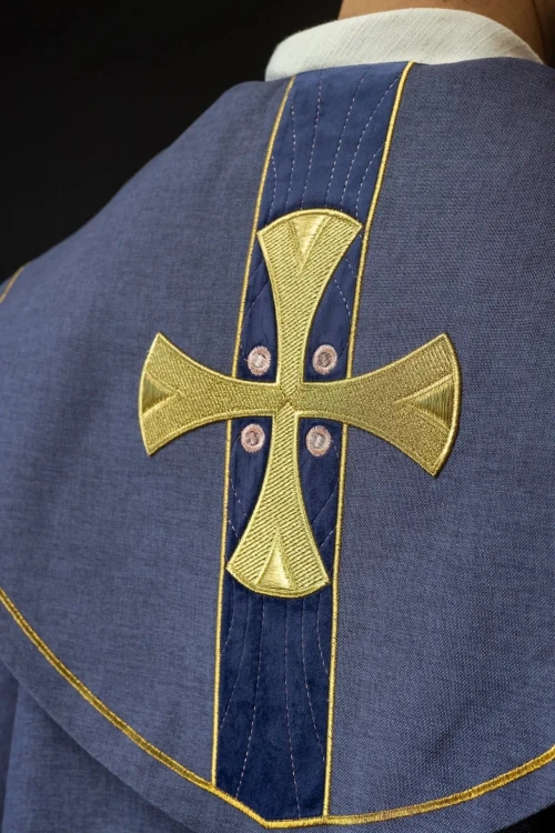 Kapa liturgiczna fioletowa z haftowanymi krzyżami - S-3068-03-70 – widok z przodu