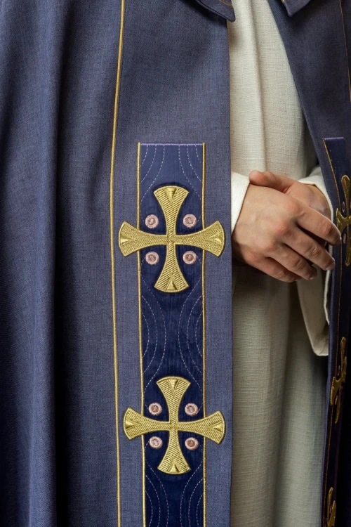 Kapa liturgiczna fioletowa z haftowanymi krzyżami - S-3068-03-70 – widok z tyłu