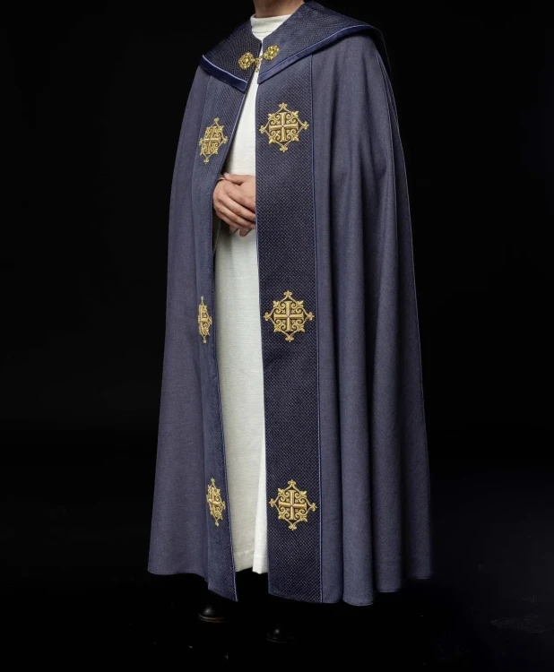 Kapa liturgiczna fioletowa z aksamitnym pasem i haftowanym krzyżem – ujęcie boczne