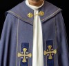 Kapa liturgiczna fioletowa z haftowanymi krzyżami - S-3068-03-70 – zbliżenie zdobienia