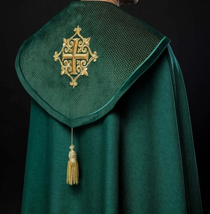Kapa liturgiczna zielona z aksamitnym pasem i haftowanym krzyżem – zbliżenie zdobienia