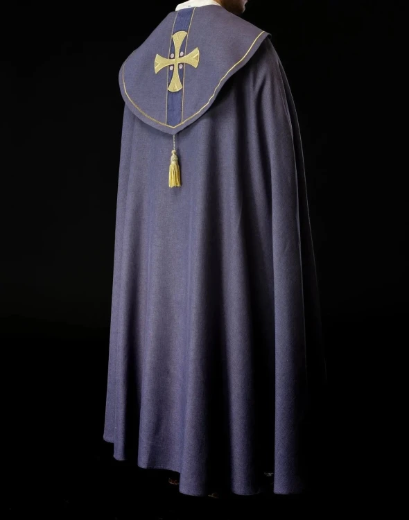 Kapa liturgiczna fioletowa z haftowanymi krzyżami - S-3068-03-70 – detal przedniego pasa