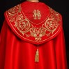 Kapa liturgiczna czerwona z bogatym haftem IHS – widok główny