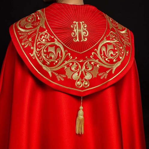 Kapa liturgiczna czerwona z bogatym haftem IHS – widok główny